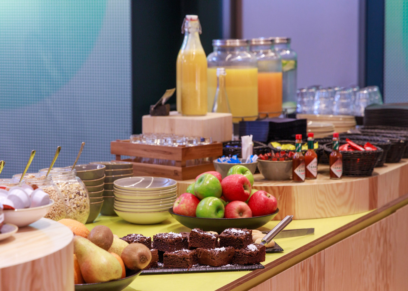 Aufnahme des Frühstücksbuffets mit frischen Säften, Obst, Gebäck 