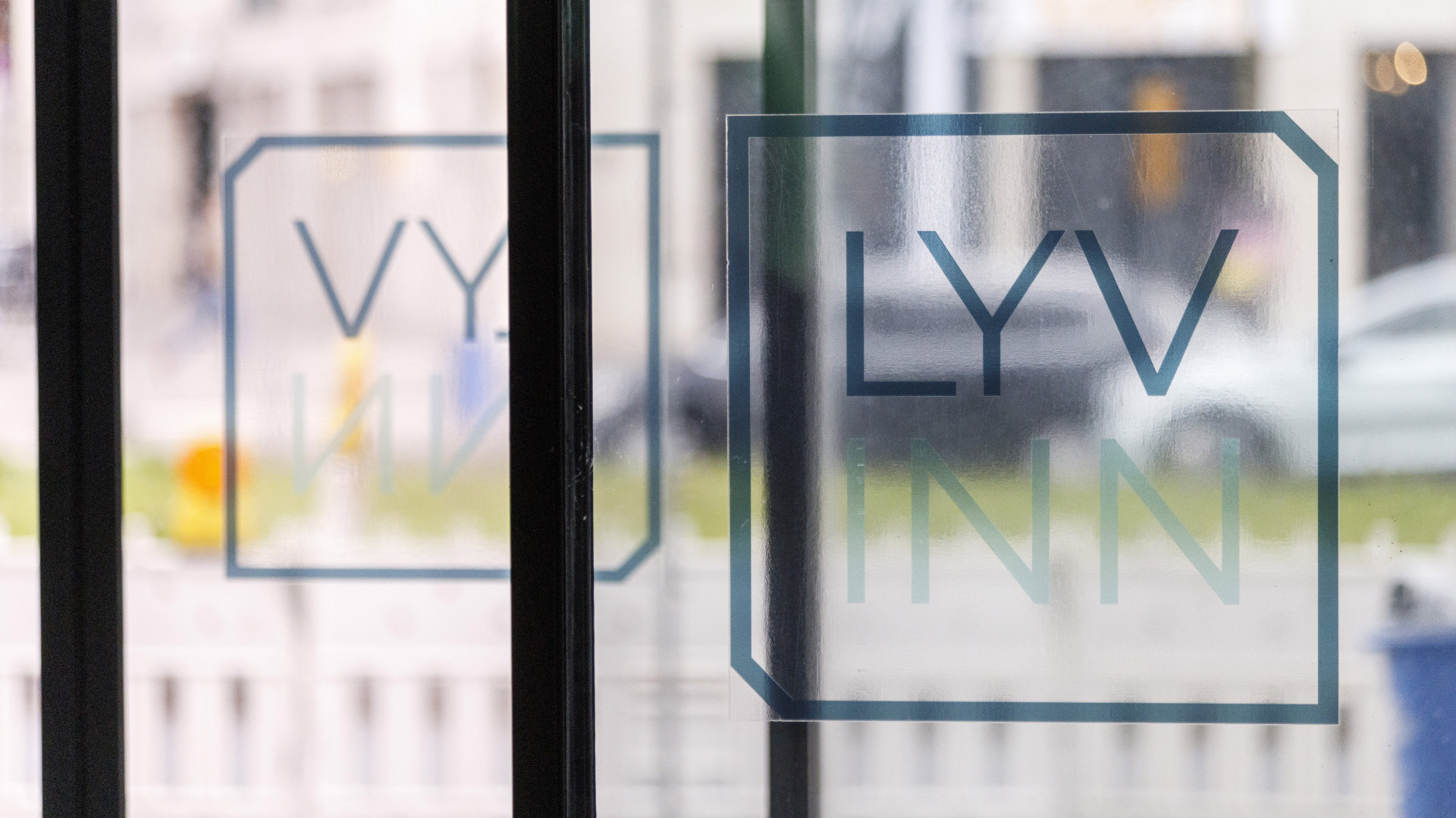 Das Logo des LyvInn Hotels auf der Eingangstüre.