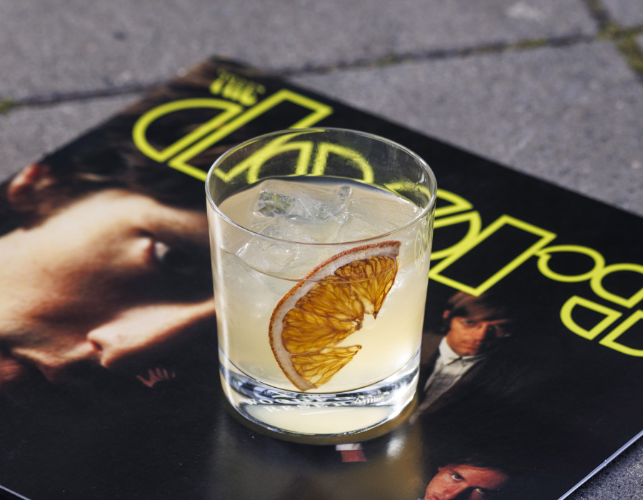 Cocktail mit Eis und getrockneter Zitrone auf einem Cover von 