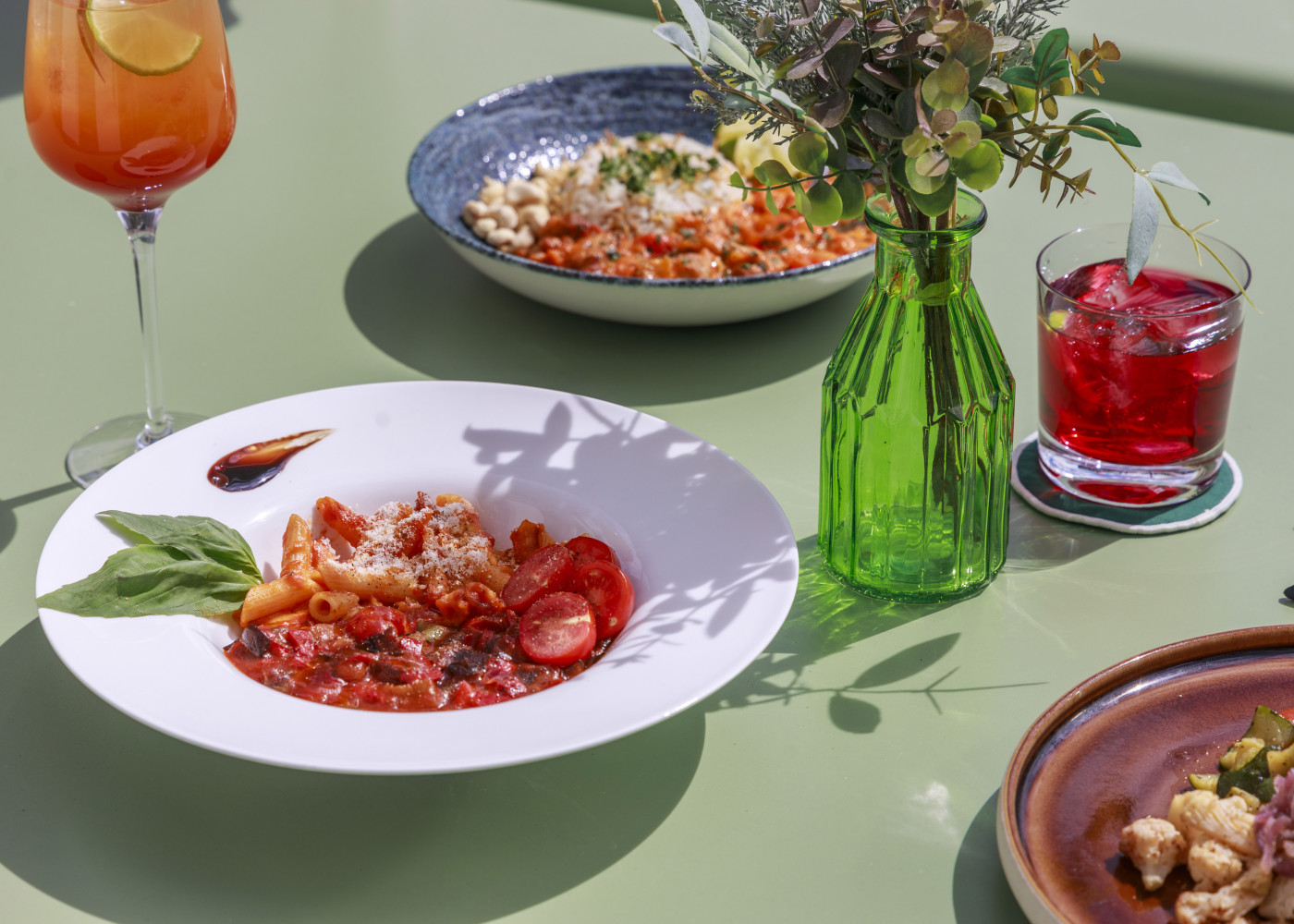 Aufnahme verschiedener Speisen auf Tellern angerichtet, daneben zwei Getränke