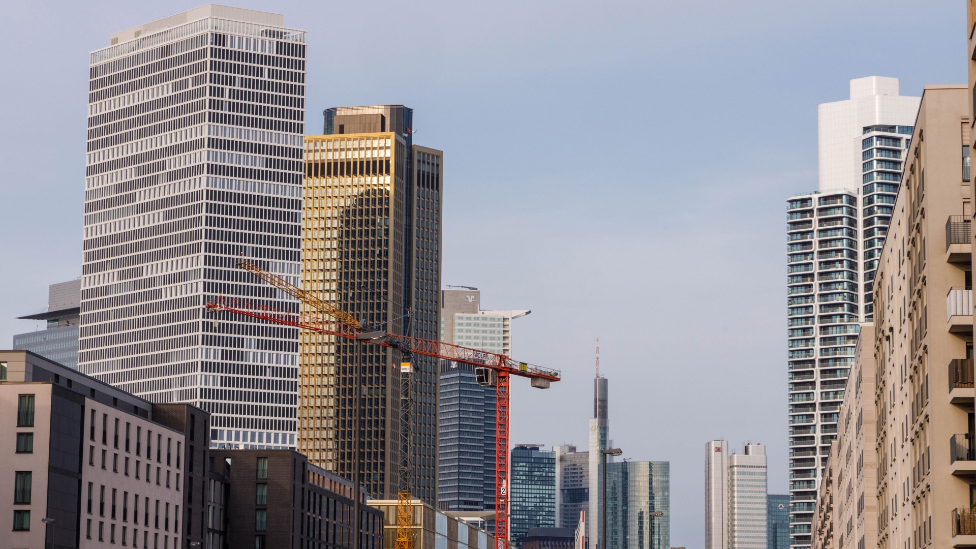 Die Skyline von Frankfurt vor blauem Himmel.