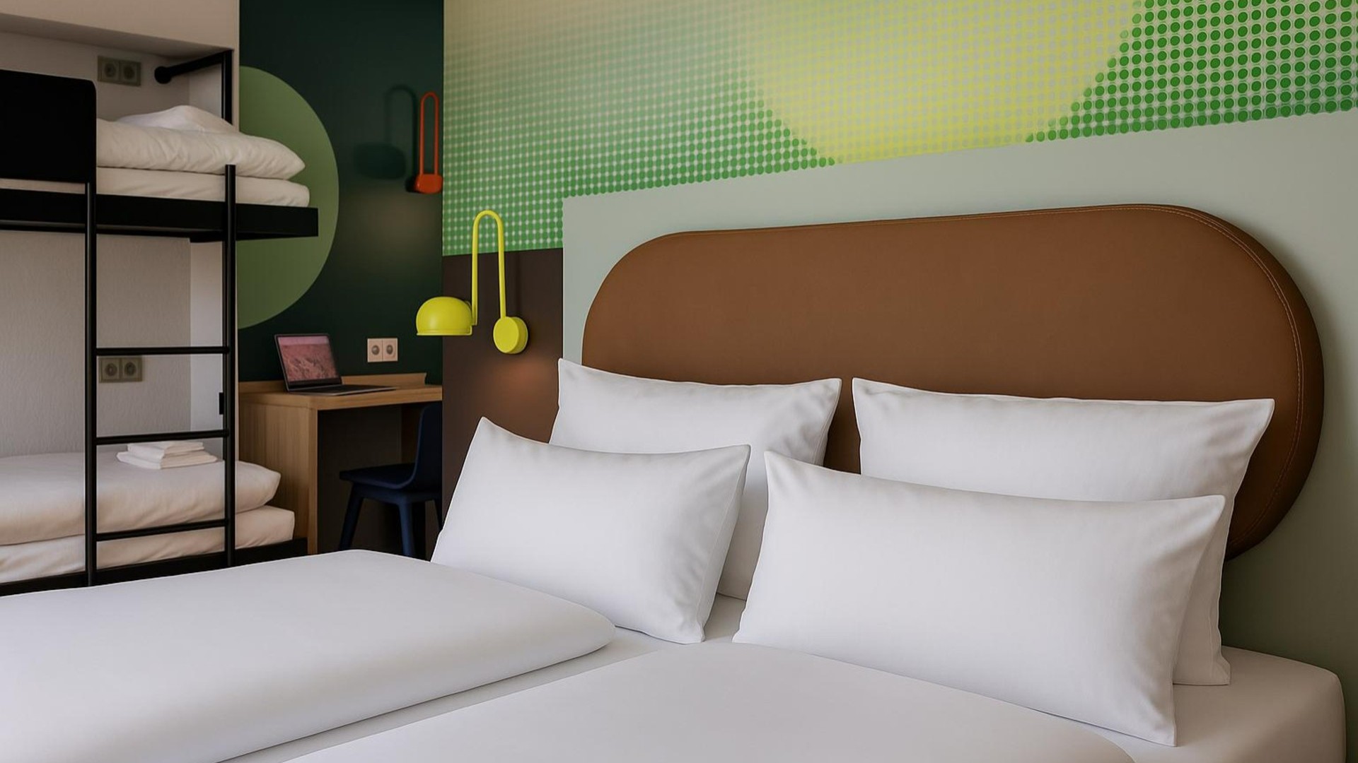 Blick auf das gemachte Doppelbett und das Hochbett des Vierbettzimmers.