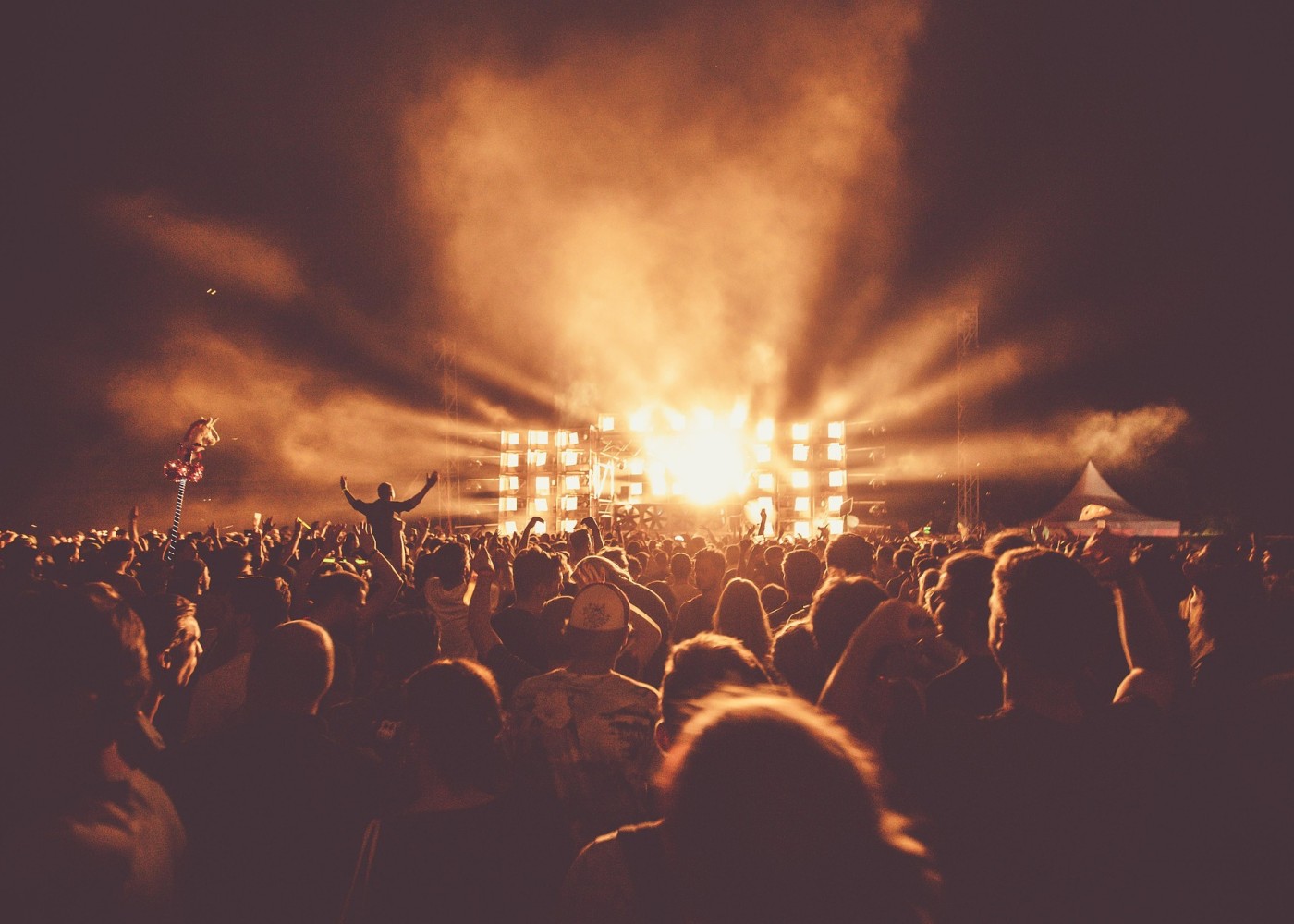 Ausschnitt aus einem Festival bei Nacht.