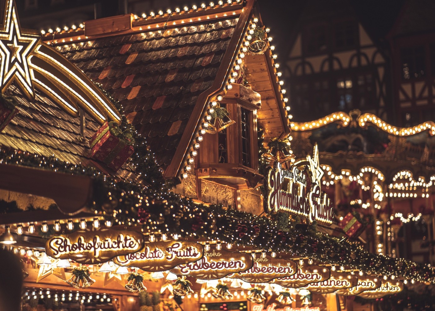 Ausschnitt einer beleuchteten Hütte auf dem Weihnachtsmarkt.
