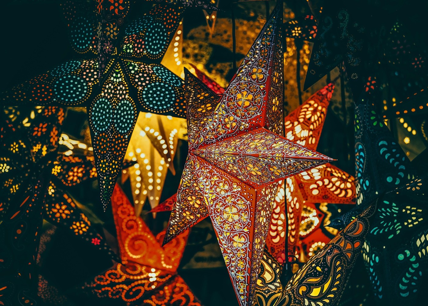 Beleuchtete Weihnachtssterne aus dem Weihnachtsmarkt.